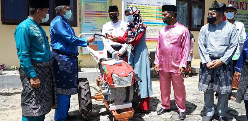 Hadir di Acara Bakti Sosial, Bupati Alfedri Serahkan Sejumlah Bantuan