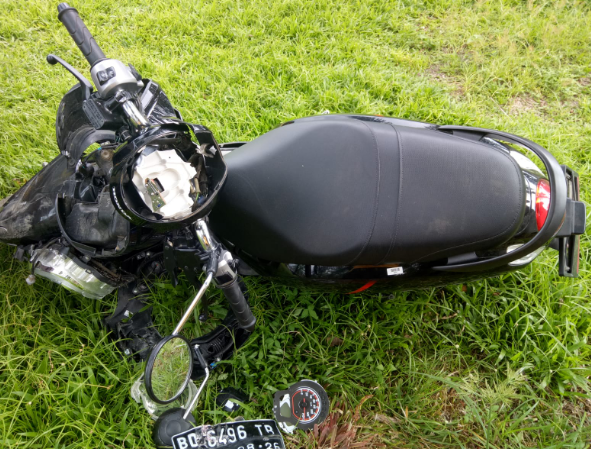 Dari keterangan saksi yang diambil, diketahui kejadian laka lantas diduga karena Saudari LJ yang telah dalam posisi berbelok dan lampu sein hidup namun karena grogi melihat mobil dari arah berlawanan kemudian kembali berbelok arah sehingga terjadi tabrak depan tambahnya lagi.  Untuk kepentingan penyidikan, laka lantas telah ditangani oleh Unit Gakkum Sat Lantas Polres Mukomuko dan kendaraan juga telah diamankan pungkasnya sembari memberikan himbauan agar seluruh elemen masyarakat dapat menigkatkan kewaspadaan saat berkendara dengan menjadikan keselamatan sebagai kebutuhan.