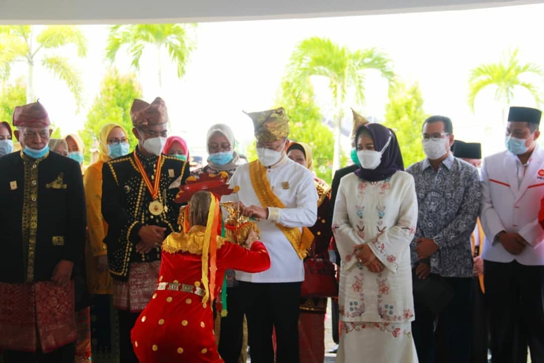 Gubernur Bengkulu Rohidin Mersyah beserta Istri Derta Wahyulin Rohidin Tiba di Bengkulu dan Disambut Tari persembahan Bengkulu