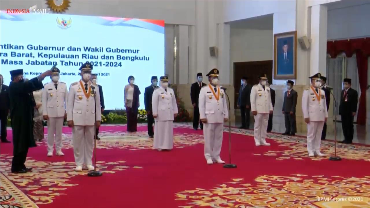 Gubernur Rohidin menerima Memori Jabatan dari Pj. Gubernur Bengkulu Robert Simbolon