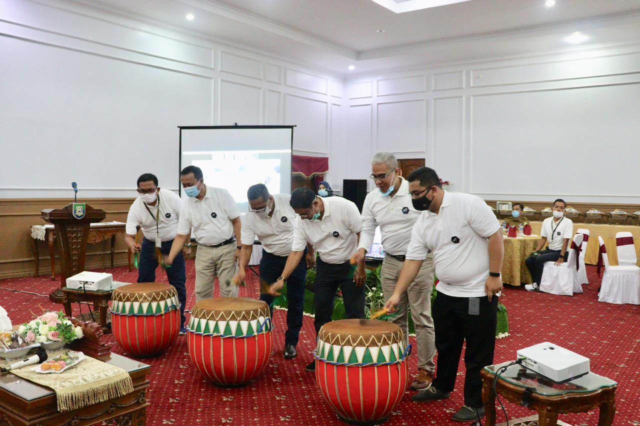 Bulan Inklusi Keuangan Solusi Menguatkan Ekonomi di Tengah Pandemi   Pelaksana Tugas Gubernur Bengkulu Dedy Ermansyah mengatakan, pandemi Covid-19 saat ini berdampak ke seluruh sendi kehidupan, salah satunya dalam hal perekonomian.   Untuk itu, jelas Dedy, perlu adanya solusi untuk meningkatkan perekonoman, salahsatunya dengan pemberian akses masyarakat kepada industri keuangan.  “Saya memberi apresiasi kepada industri keuangan. Kondisi Covid-19 ini memaksakan kita untuk  memikirkan cara memulihkan perekonomian, dengan adanya industri keuangan ini sangat membantu masyarakat," kata Dedy Ermansyah, usai membuka acara Bulan Inklusi Keuangan (BIK)   secara virtual, di Gedung Daerah Bengkulu, Selasa  (13/10).   Bulan Inklusi Keuangan(BIK) yang diselenggarakan OJK ini menurut Dedy, merupakan salah satu upaya guna menguatkan perekonomian yang ada di Bengkulu.    Kepala OJK Perwakikan Bengkulu Yusri menjelaskan Gelar Bulan Inklusi Keuangan tahun 2020 ini dimaksudkan untuk mengembangkan perekonomian khususnya bagi masyarakat Bengkulu.  "OJK menggelar Bulan Inklusi Keuangan ini untuk memperkuat perekonomian masyarakat dalam kondisi pandemi," sebut Yusri.  Lebih lanjut disampaikannya, BIK ini juga dimaksudkan untuk lebih mengenalkan sektor keuangan kepada masyarakat,  dimana, sebutnya,  tingkat literasi keuangan masyarakat secara nasional maupun kota terhadap sektor bursa keuangan masih kurang. Untuk di Nasional berkisar sebesar 3,8%, sedangkan di Bengkulu sebesar 3,4%.    "Literasi keuangan masyarakat berarti seberapa besar tingkat  kepahaman masyarakat Indonesia terhadap sektor bursa keuangan. Jadi untuk Bengkulu, presentasenya sedikit dibawah nasional," ungkap Yusri.  Kegiatan BIK ini juga diisi dengan Kick Off Bulan Inklusi Keuangan dengan melaksanakan kegiatan  penandatanganan dan penyerahan komitmen bulan Inklusi Keuangan, Penandatangan akad kredit, penyerahan rekening tabungan simpel, penyerahan rekening saham serta penyerahan tabungan emas.   Kegiatan ini juga melibatkan institusi  keuangan sepeti Bank Bengkulu, Peg