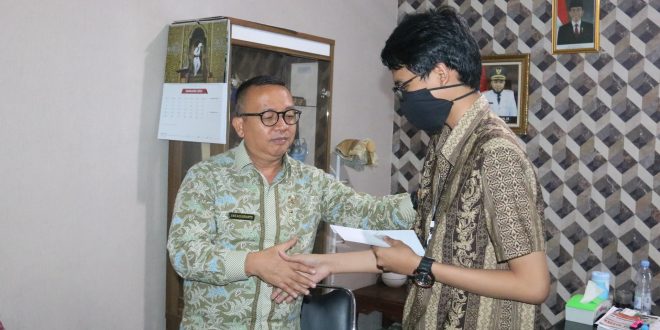 Tunjukkan Loyalitas Tinggi, Salah Satu Anak Magang Diberi Hadiah Emas Oleh Plt Kadis Kominfosan