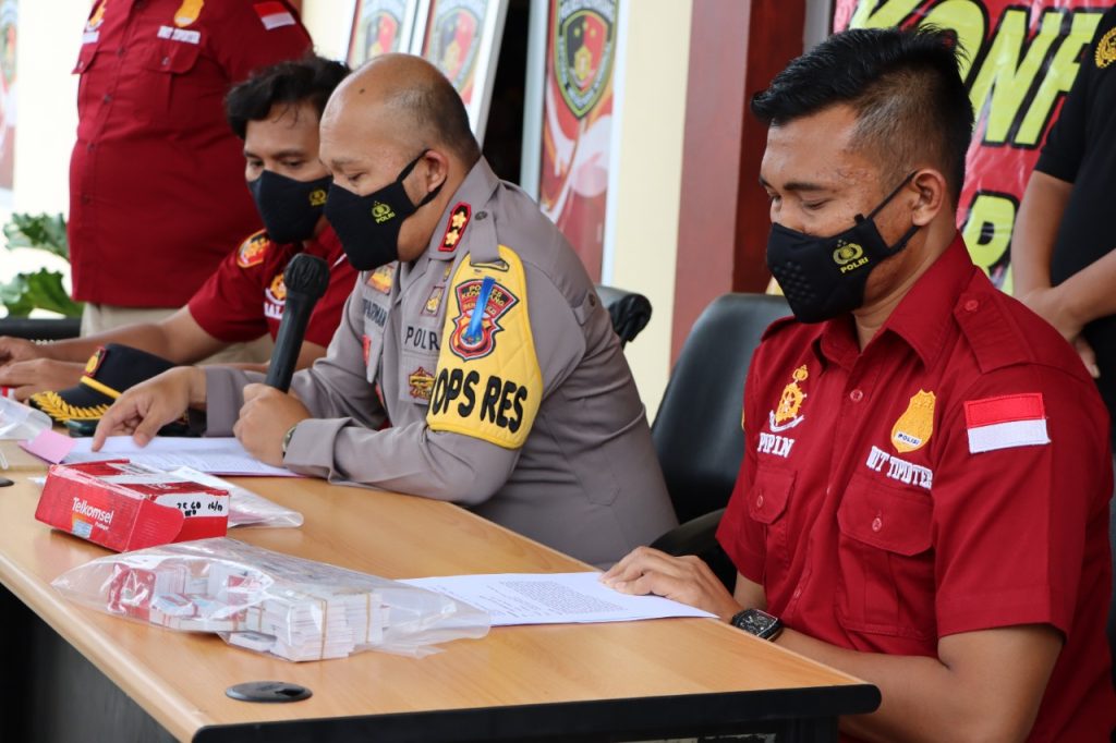 Usai menangkap tersangka, tim yang melakukan penanganan berhasil menemukan barang bukti berupa 1891 (seribu delapan ratus Sembilan puluh satu) PCS kartu yang sudah diregistrasi serta 40 (empat puluh) kotak Kartu Telkomsel Perdana dalam keadaan belum diregistrasi.  “ petugas juga menyita 2 (dua) Unit SIM BOX/ MODEM POOL Merk LEKA serta 2 (dua) Unit Monitor Merk Samsung 24 Inchi yang merupakan alat tersangka untuk melakukan registrasi tersebut.” terang Kapolres.  Kapolres Kepahiang juga menerangkan, modus yang dipakai tersangka dalam melakukan aksinya yakni dengan mengambil data-data atau NIK (nomor induk kependudukan) dengan cara mengambil NIK yang di tempel oleh pegawai KPU di pos-pos ronda yang ada di Pekan baru dan ada juga tersangka mengambil atau meminta kepada teman-temannya agar memfoto lembaran-lembaran NIK yang tertempel di lokasi pos-pos ronda daerah lain.  Untuk pemeriksaan lebih lanjut, terduga pelaku beserta barang bukti saat ini telah diamankan ke Mapolres Kepahi pungkasnya mengakhiri.