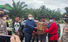 Polres Mukomuko melakukan pembagian bantuan.