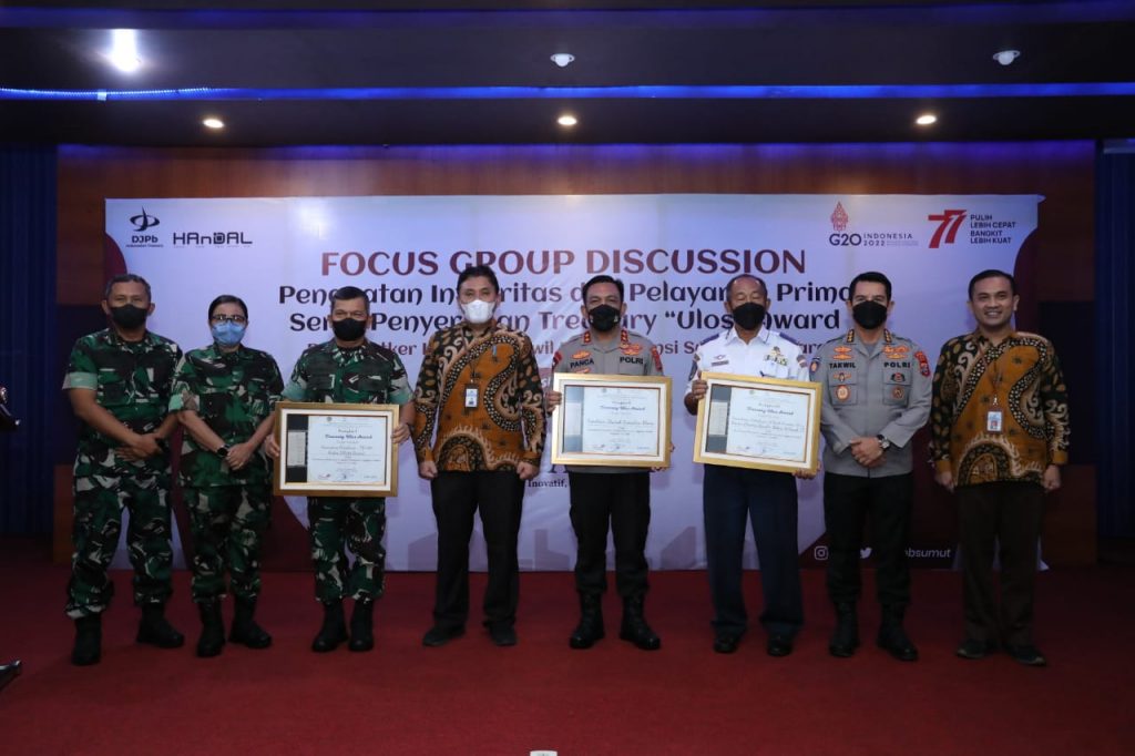 Polda Sumatera Utara menerima penghargaan “Treasury Ulos Award Semester I Tahun 2022” sebagai Koordinator wilayah Kementerian Negara/Lembaga yang memiliki kinerja terbaik dalam pengelolaan anggaran periode Semester I Tahun 2022