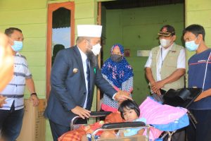 Walikota Bengkulu Helmi Hasan Berikan kursi roda untuk Azifa(Sbz/001)