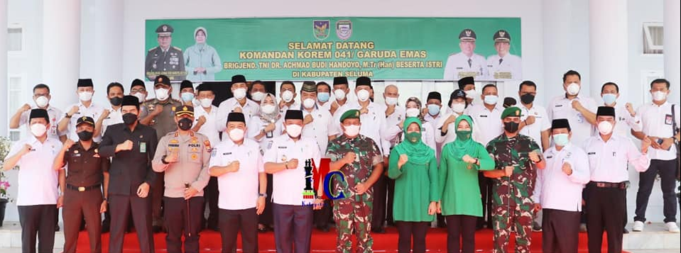 Bupati Seluma membuka kegiatan Serbuan Vaksinasi Massal bersama TNI 