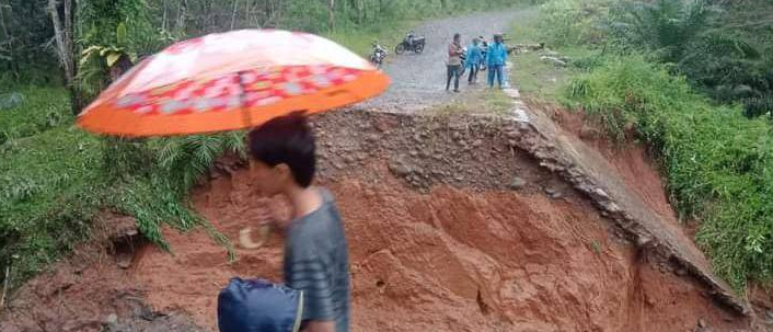 Sekda Salurkan Bantuan Kepada Warga Terdampak Banjir Bandang Di Desa Selingsingan