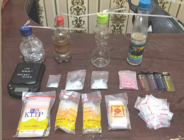 narkotika golongan 1 sebanyak 2 (dua) paket sedang, 1 (satu) paket kecil jenis sabu, 23 (dua puluh tiga) butir pil Extacy