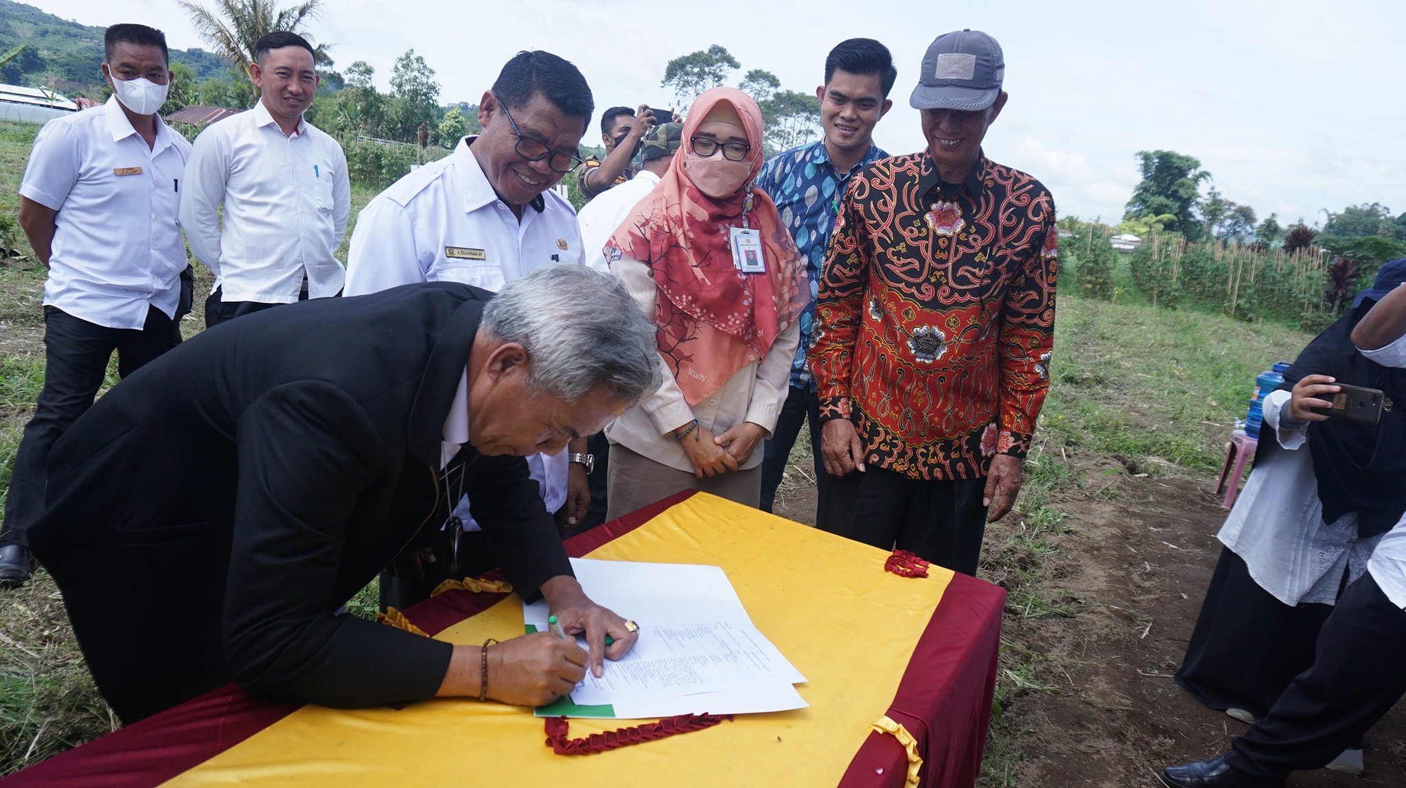 Bupati Rejang Lebong Buka Gerakan Tanam Kopidi  Desa Sumber Bening RL