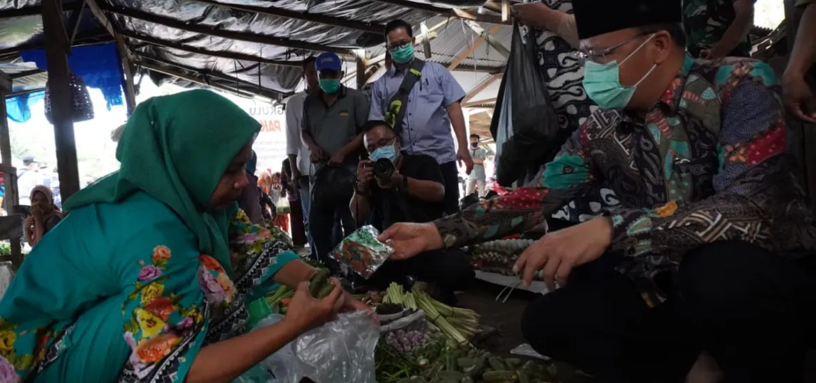 Upaya Pencegahan Corona, Gubernur Rohidin Bagi Masker di Pasar Inpres Kaur