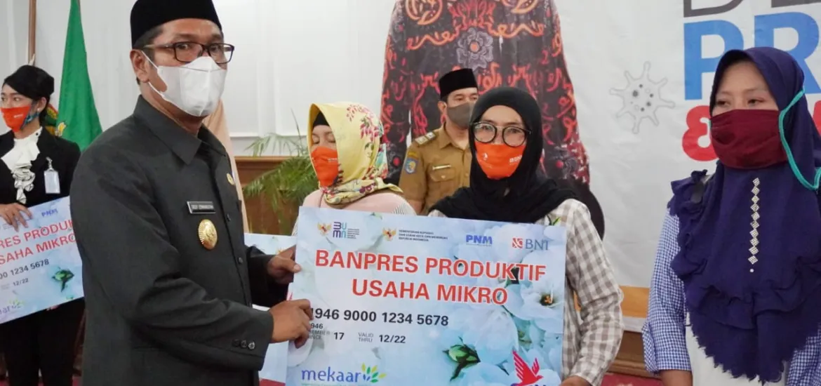Penyerahan Secara Simbolis Kartu Prakerja dan Program Bantuan Pelaku Usaha Mikro 