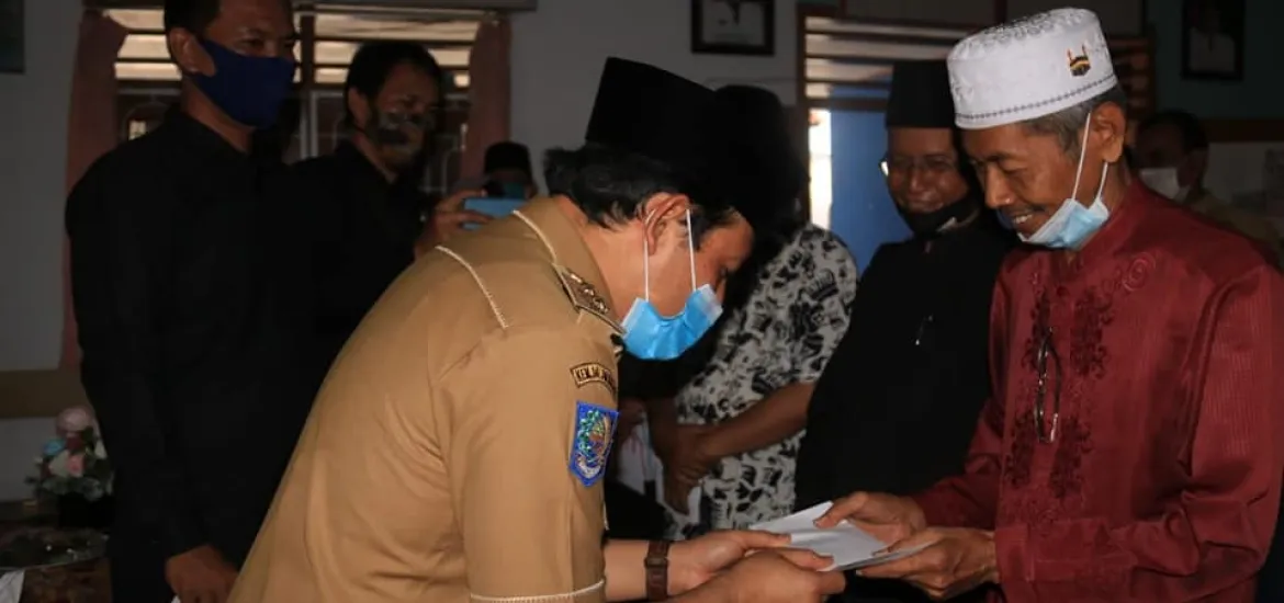 Plt Walikota Bengkulu Serahkan Honor BOP Di Kelurahan Pengantungan