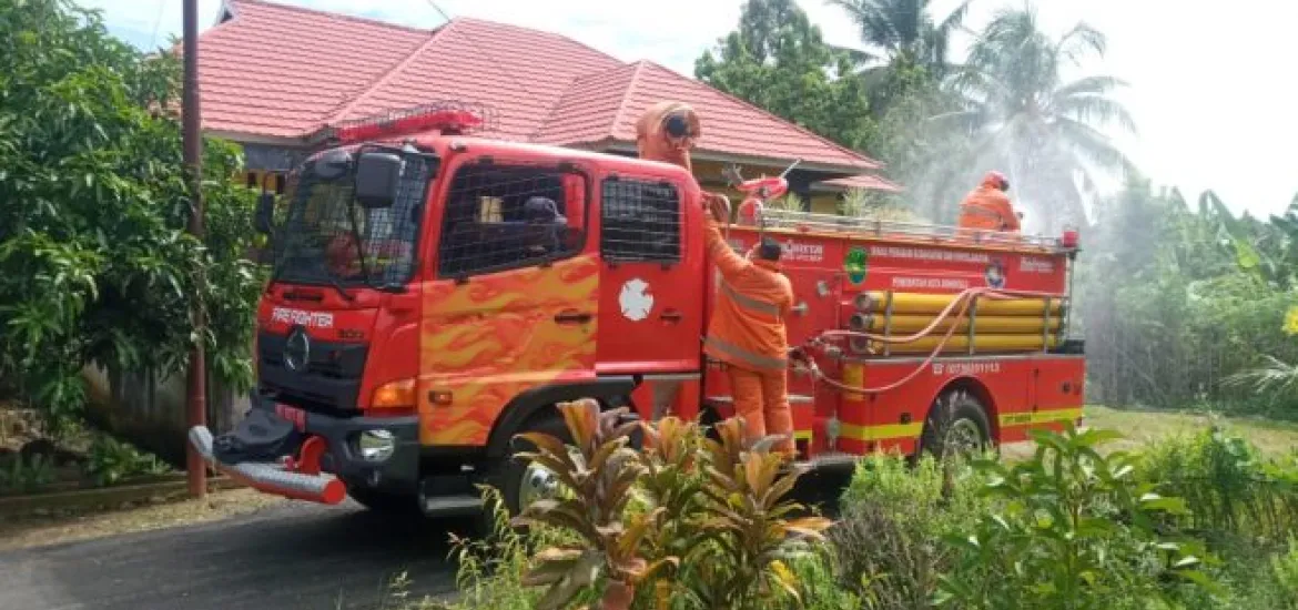 Petugas PBK Lakukan Penyemprotan Disinfektan di Kelurahan Bumi Ayu