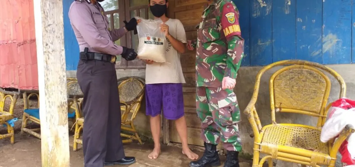 Polda Bengkulu Salurkan 100 Ton Beras Untuk Bantu Warga Terdampak Covid-19.