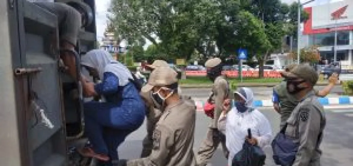 Petugas Satpol PP Kota Bengkulu menggelar razia terhadap gelandangan dan pengemis yang Mengganggu Ketertiban Umum