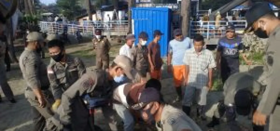 atuan Polisi Pamong Praja Kota Bengkulu dan Dinas Pariwisata Lakukan Penertiban Pedagang Sepanjang Pantai Panjang
