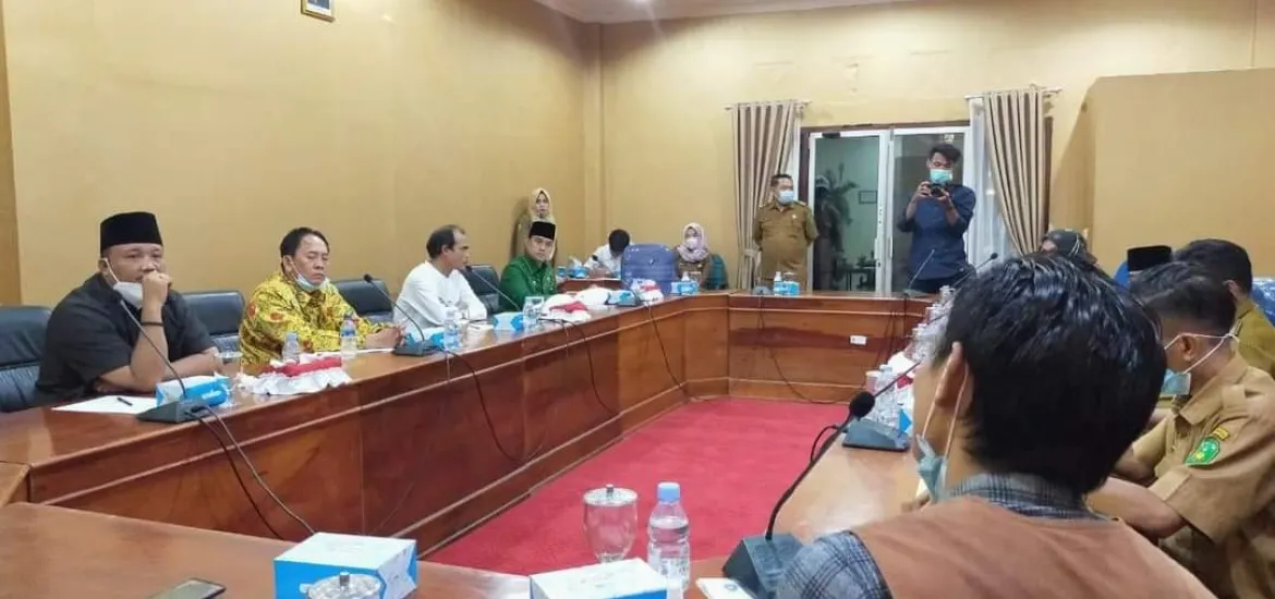  Sejumlah persoalan dalam penyaluran bantuan kesejahteraan sosial bagi masyarakat dari Kementerian Sosial terungkap dalam Rapat Dengar Pendapat Komisi I DPRD Kota Bengkulu dengan Dinas Sosial yang diselenggarakan Rabu pagi (17/02/21).  Ketua Komisi I Teuku Zulkarnain membeberkan beberapa persoalan yang dilaporkan masyarakat kepada dewan terkait dengan penerima bantuan kesejahteraan sosial, terutama data penerima bantuan yang dinilai masih kurang baik.   “Kondisi di lapangan, masih banyak warga yang seharusn