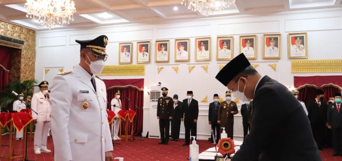 Gubernur Rohidin menerima Memori Jabatan dari Pj. Gubernur Bengkulu Robert Simbolon