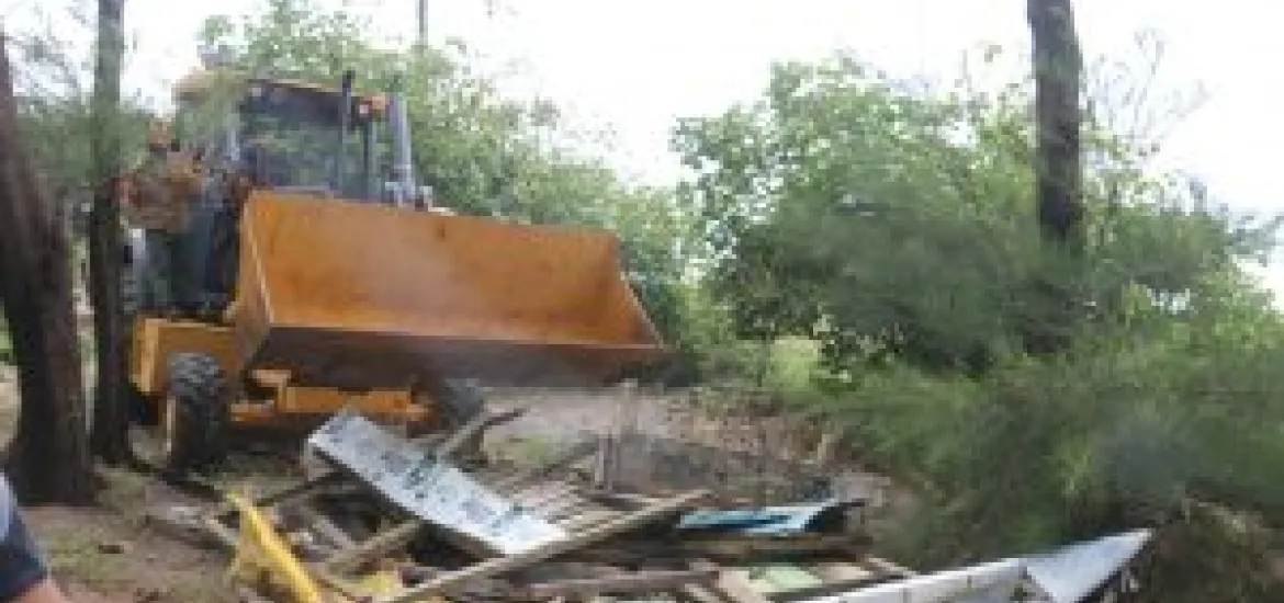 15 Warem kawasan wisata pantai panjang  Dirobohkan oleh Pihak Pemkot Bengkulu