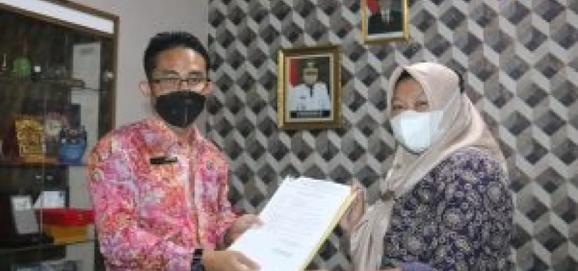 Tunjukkan Loyalitas Tinggi, Salah Satu Anak Magang Diberi Hadiah Emas Oleh Plt Kadis Kominfosan