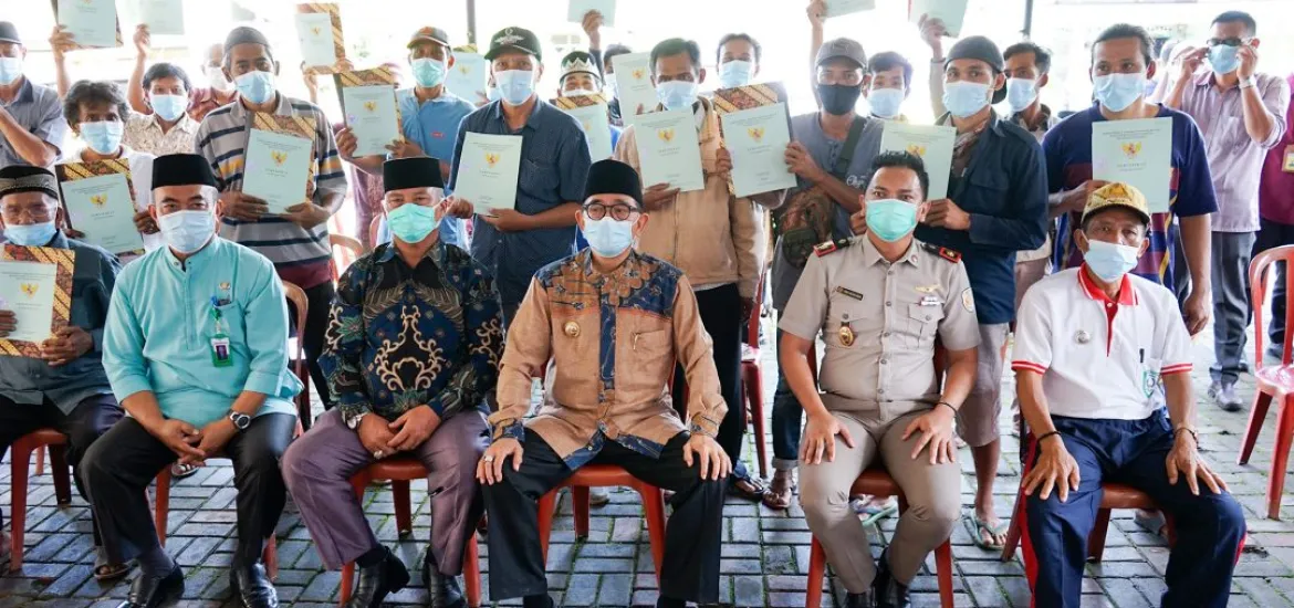 Bupati Kepahiang Serahkan 39 SHM Pada Warga Transmigran