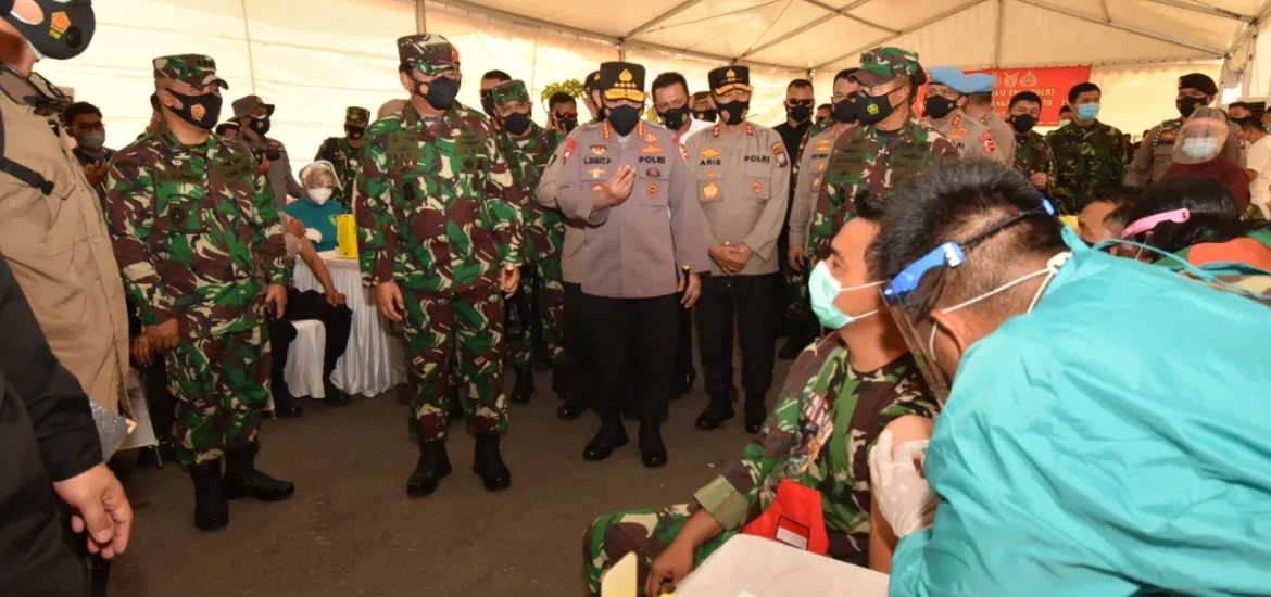 Panglima TNI Dan Kapolri Tinjau Langsung Pelaksanaan Vaksinasi Prajurit TNI-Polri Di Polda Kepri