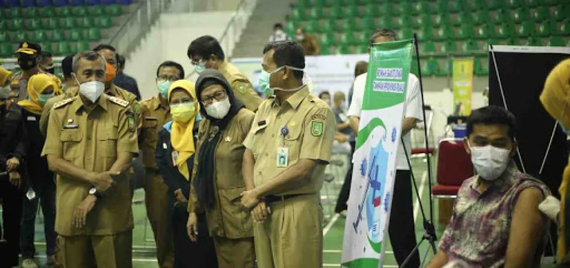 Gubernur Riau Tinjau Pelaksanaan Vaksinasi Massal Covid-19 Terhadap Pejabat Publik
