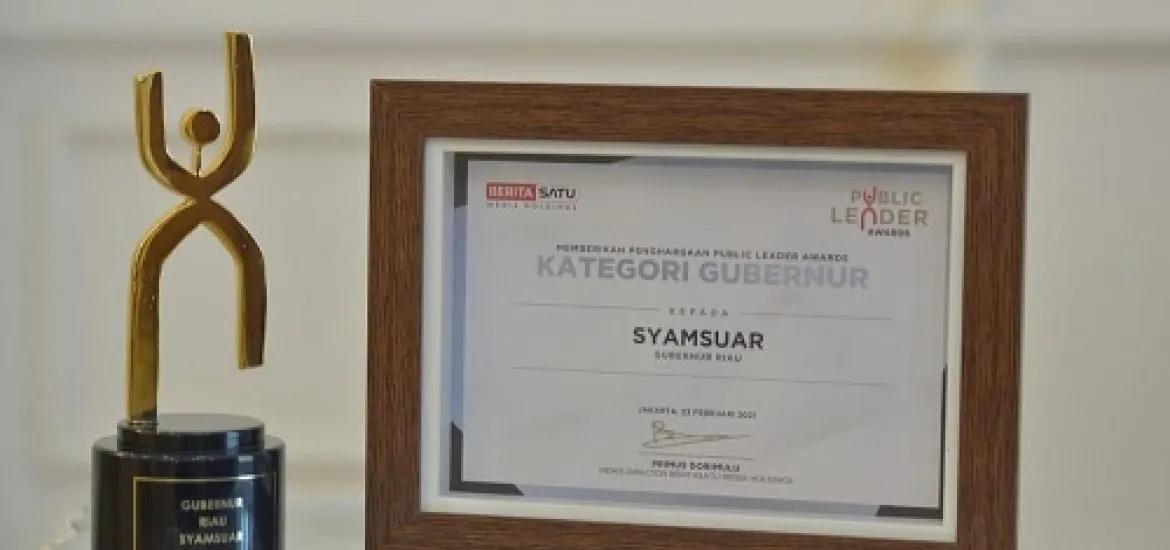 Gubernur Riau Terima Penghargaan Public Leader Awards