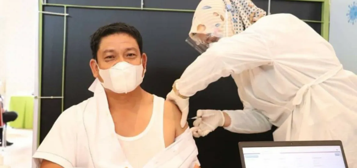 Anggota DPRD Riau melakukan vaksinasi sebagai bentuk upaya memutus mata rantai penyebaran Covid-19