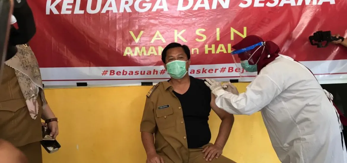 Sekretaris Daerah Terima Vaksin Covid 19 Pertama di Kabupaten Bengkulu Selatan