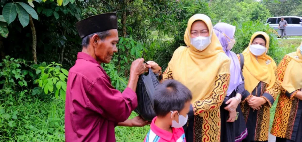 Penyerahan bantuan paket sembako dari TP PKK Kabupaten Siak dan PT Bumi Siak Pusako