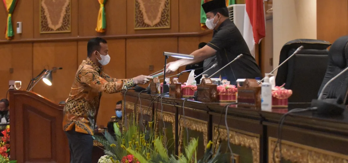 Wakil Ketua DPRD Provinsi Riau H. Syafaruddin Poti, SH Pimpin 2 Agenda Rapat Paripurna