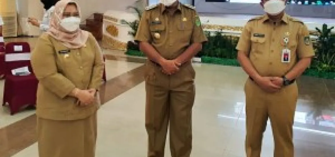 Kemudian indikator pengendalian pandemi Covid-19, penyebaran varian baru Covid-19 dan terakhir pertumbuhan ekonomi Indonesia. “Pak Presiden berulang kali mengingatkan, kami. sekali lagi hati-hati kepada semua kepala daerah agar terus waspada terhadap peningkatan kasus Covid-19, saya juga meminta kepada seluruh kepala daerah untuk memperhatikan pertumbuhan ekonomi baik itu tingkat provinsi maupun di kabupaten/kota,” pintanya. Alfedri juga menyampaikan, usai lebaran idul fitri kemarin terjadi penurunan kasus 