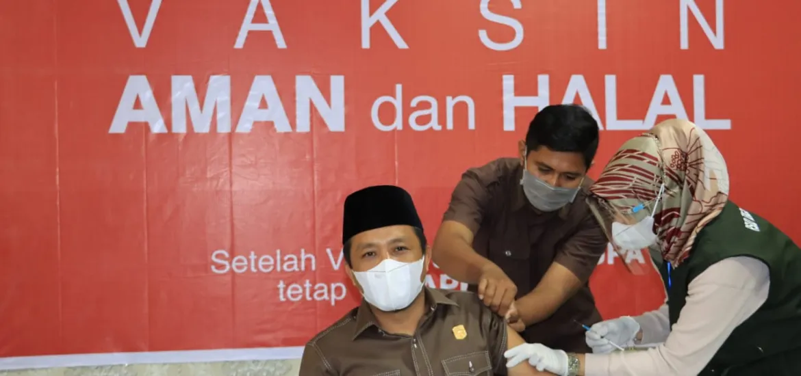 Ikuti Vaksinasi Tahap Dua, Ketua DPRD Siak: Agak Pegal Dikit