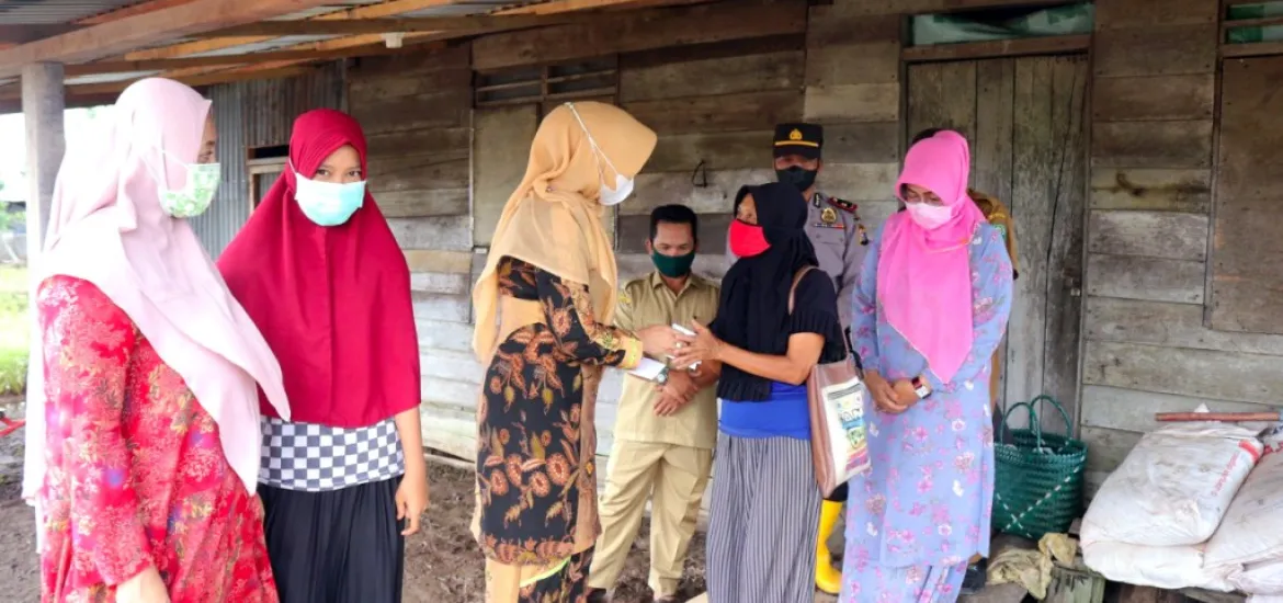Peduli Banjir Di Sungai Mandau, PKK Kabupaten Siak Serahkan Bantuan