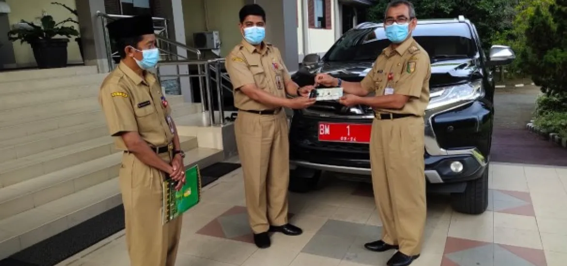 Jabatan Berakhir, H Mursini Serahkan Mobnas ke Pemkab Kuansing