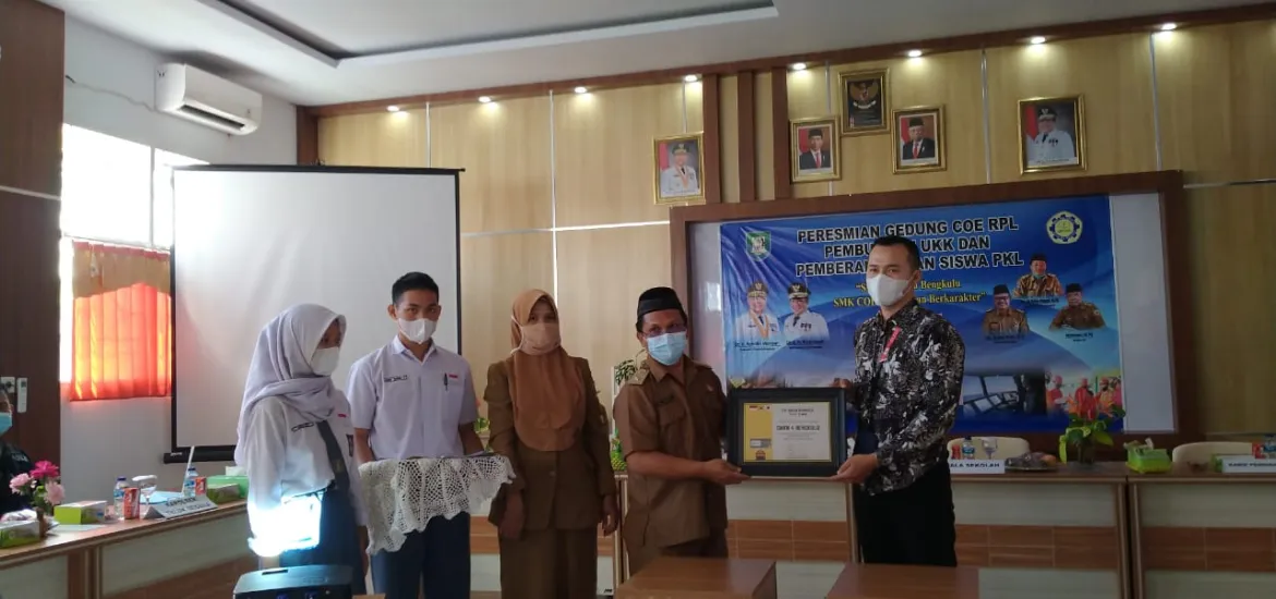 Plt Kadisdikbud Resmikan Gedung COE SMKN 4 