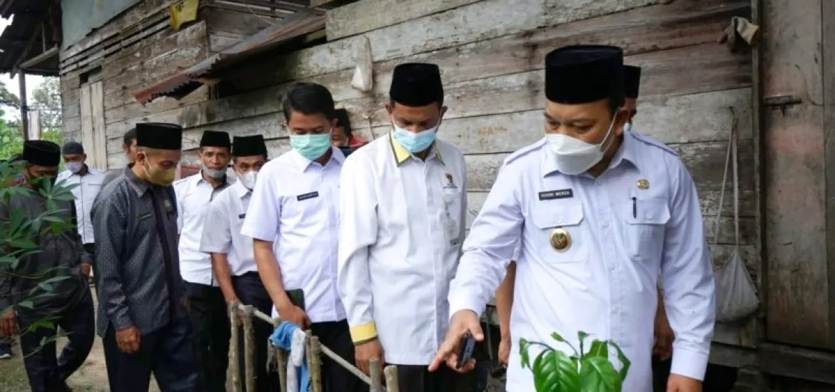 Puluhan warga di Sungai Apit, memperoleh bantuan sembako dan uang tunai dari Badan Amil Zakat Nasional (Baznas) Kabupaten Siak