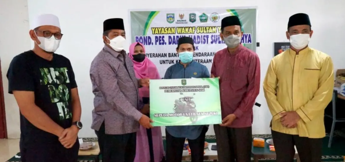 Bupati Alfedri serahkan Kendaraan Operasional, kepada Pengurus Pompes Darul Hadits Sultan Yahya.