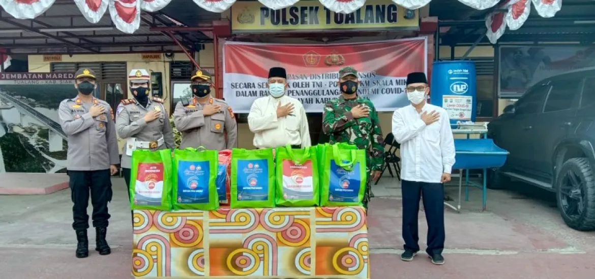 Bupati Alfedri Bersama Kapolres Siak Lepas Pasukan Pendistribusian Bansos Serentak TNI-Polri di Kecamatan Tualang