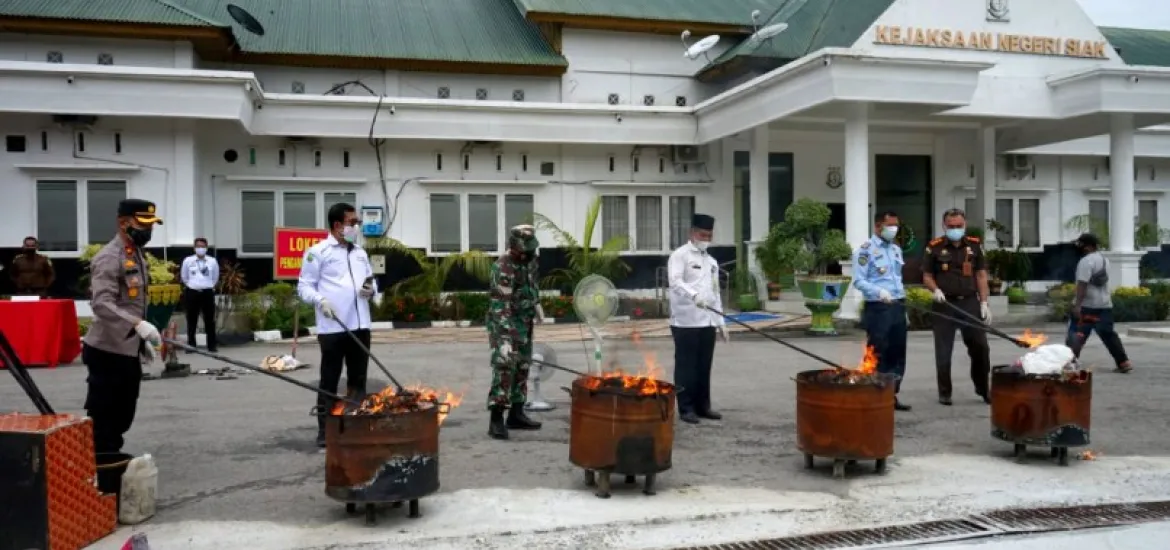 Bentuk Transparansi Dengan Masyarakat, Kejari Siak Musnahkan Barang Bukti Berupa Narkoba