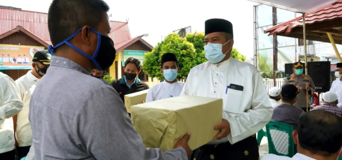 Bupati Alfedri Bersama Kapolres Siak Berikan Bantuan Masker Kepada Seluruh Rumah Ibadah di Kampung Perawang Barat