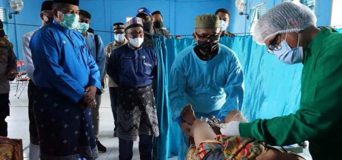 Hadir di Acara Bakti Sosial, Bupati Alfedri Serahkan Sejumlah Bantuan
