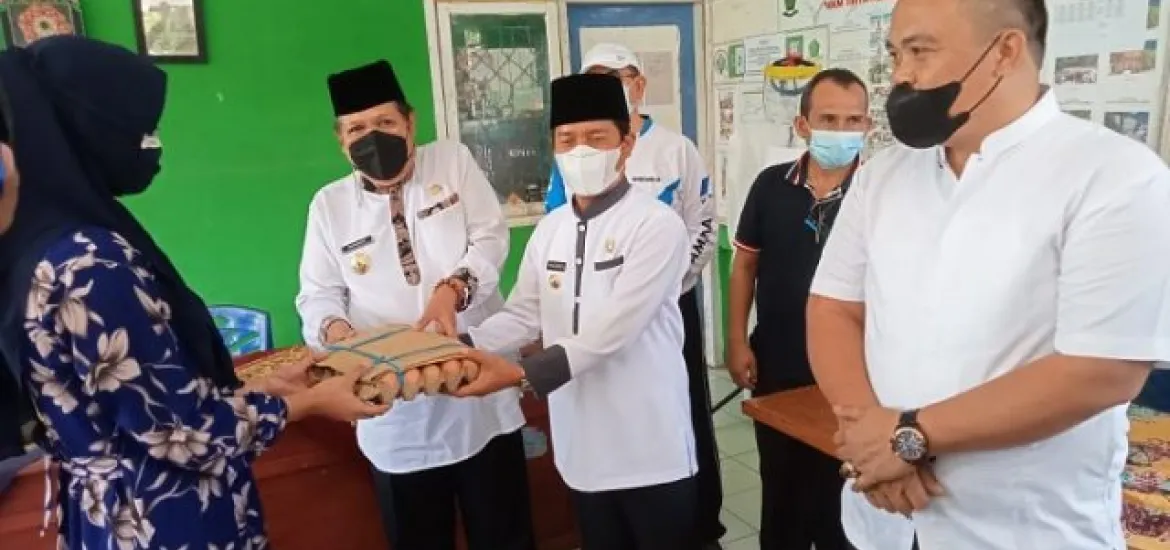 Bupati Lebong Salurkan Bansos dan Jadup Kepada Warga Isoman