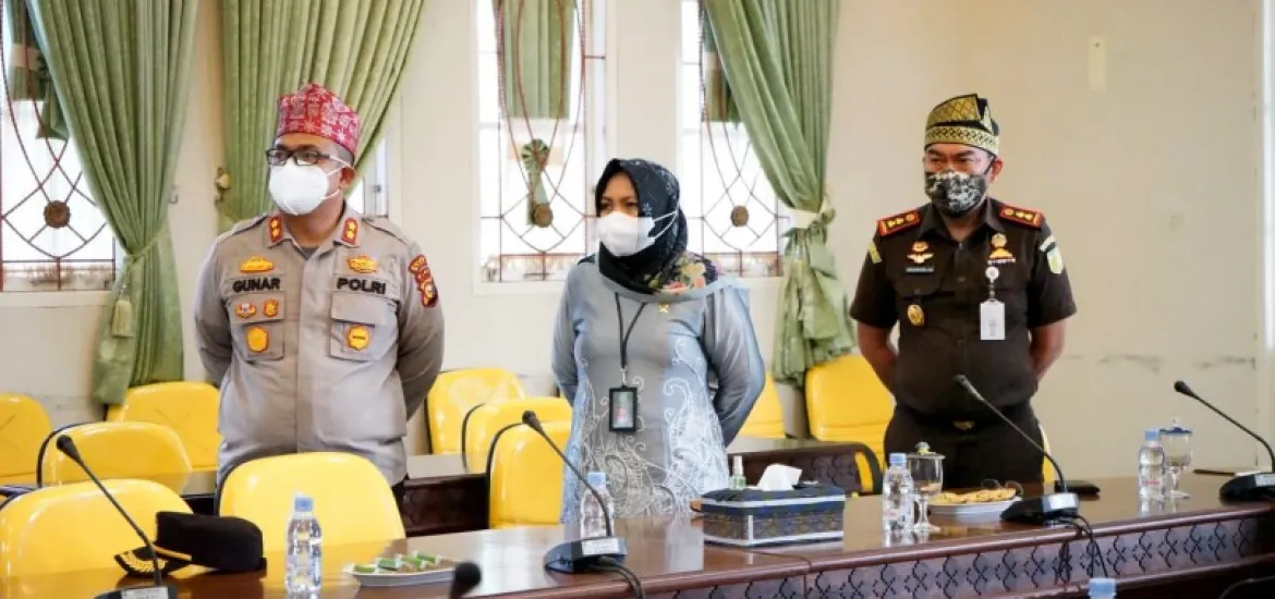 Bupati Siak Alfedri mengikuti upacara sempena Hari Ulang Tahun (HUT) Riau yang Ke-64 secara virtual