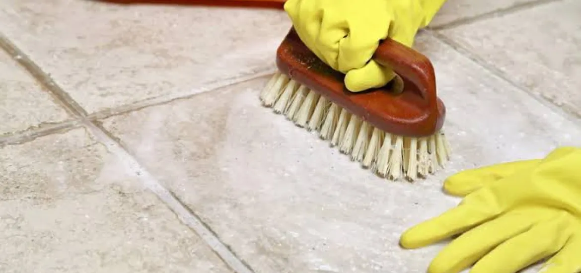 cara membersihkan keramik kamar mandi yang kuning. Foto : Monica Anggraini