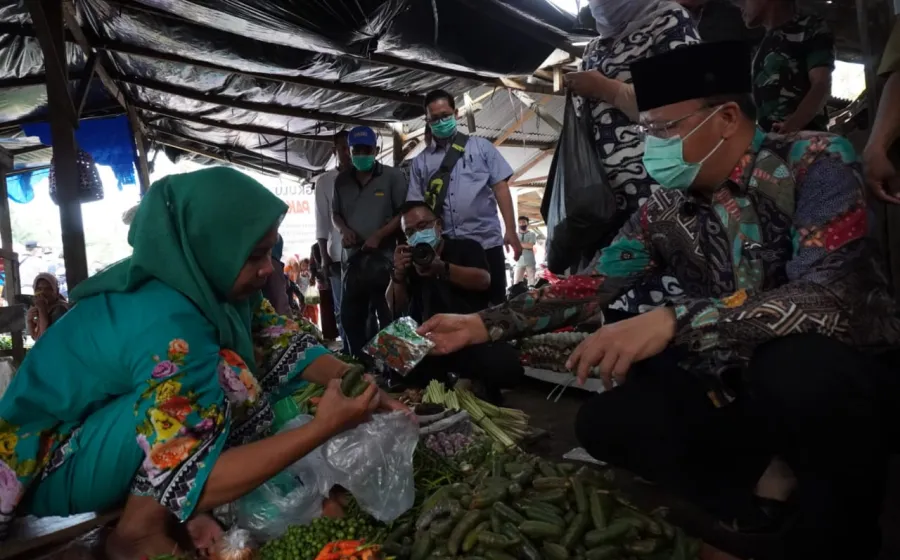 Upaya Pencegahan Corona, Gubernur Rohidin Bagi Masker di Pasar Inpres Kaur