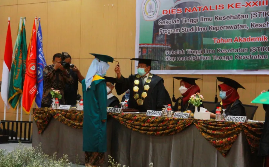 Wisuda ke-XVII STIKES Tri Mandiri Sakti Bengkulu Staf Ahli Gubernur Oslita Apresiasi Peranan Orang Tua