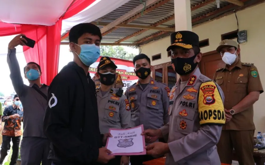 Kepolisian Daerah Bengkulu Serahkan Bantuan Bedah Rumah Hasil Baksos Leting DTT SMDE
